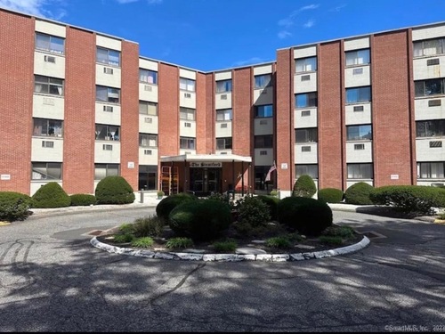  condo home for sale located at 1700 Broadbridge Avenue, b17, Stratford, CT 06614