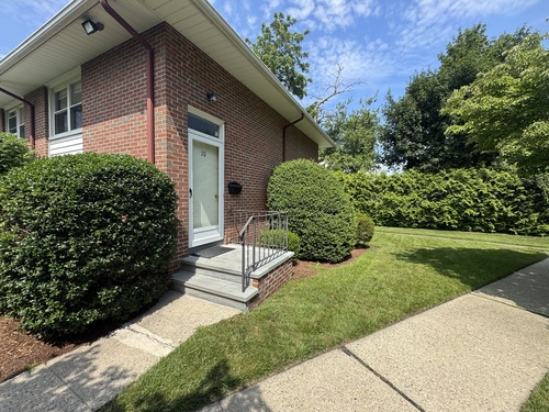 townhouse condo for sale located at 10 Willowbrook Court, 10, Stamford, CT 06902