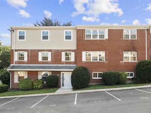  condo home for sale located at 50 Greenhouse Road, 42d, Bridgeport, CT 06606