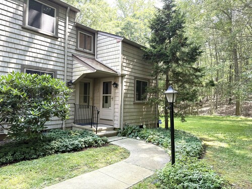  condo home for sale located at 37 Happy Hollow Circle, d, Stratford, CT 06614