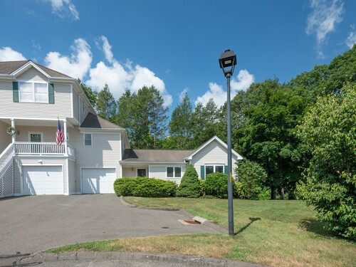  condo home for sale located at 8 Trout Brook Circle, 8, Newtown, CT 06470