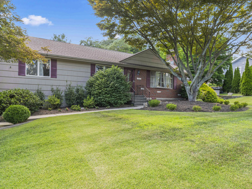 single family home for sale located at 2945 Huntington Road, Trumbull, CT 06611