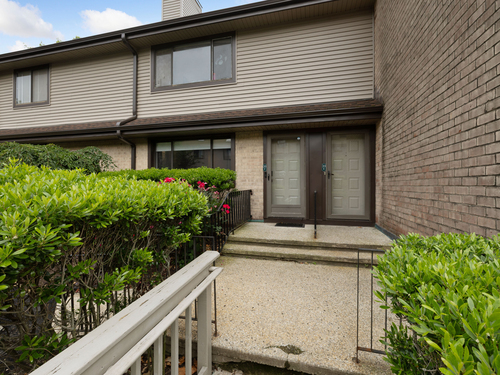  townhouse condo for sale located at 2539 Bedford Street, apt 33f, Stamford, CT 06905