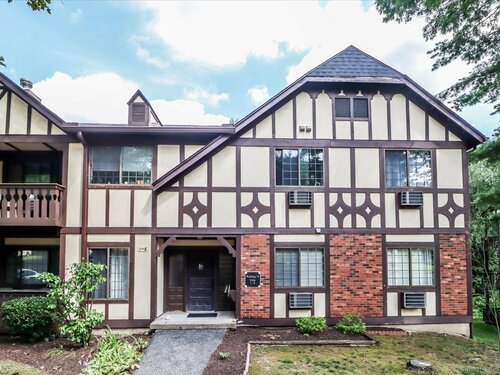  condo home for sale located at 2 Essex Court, 2, Brookfield, CT 06804