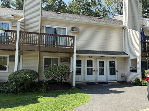 townhouse condo for sale located at 8 Rose Lane, apt 26-10, Danbury, CT 06811