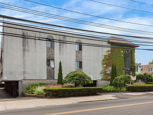  condo home for sale located at 697 Cove Road, apt 2c, Stamford, CT 06902
