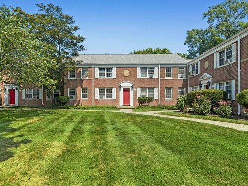  condo home for sale located at 72 Standish Road, apt 4, Stamford, CT 06902