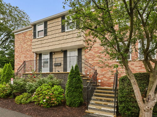  townhouse condo for sale located at 20 Weed Hill Avenue, apt b, Stamford, CT 06907