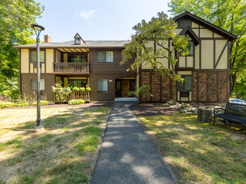  condo home for sale located at 7 Canterbury Court, 7, Brookfield, CT 06804