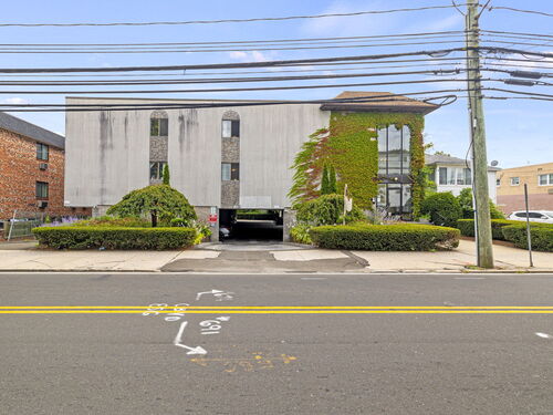  condo home for sale located at 697 Cove Road, apt 2a, Stamford, CT 06902