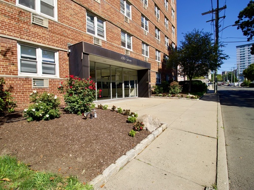  condo home for sale located at 140 Grove Street, apt 5f, Stamford, CT 06901