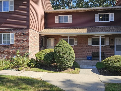  townhouse condo for sale located at 236 Edgemoor Road, apt d, Bridgeport, CT 06606