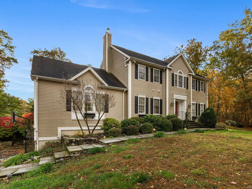  single family home for sale located at 4 Abbey Lane, Newtown, CT 06470