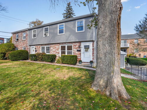  townhouse condo for sale located at 8 Windell Place, Stamford, CT 06906