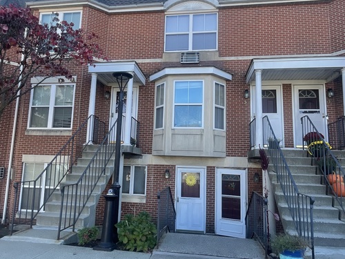  condo home for sale located at 10 Liberty Street, b32, Danbury, CT 06810