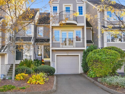  townhouse condo for sale located at 121 Paugusett Circle, Trumbull, CT 06611