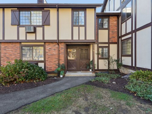  condo home for sale located at 20 Andover Court, 20, Brookfield, CT 06804