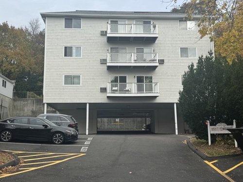  condo home for sale located at 7 Hamilton Avenue, apt 32, Norwalk, CT 06854