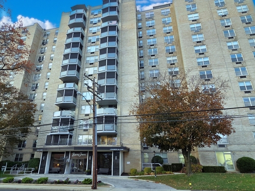  condo home for sale located at 1 Strawberry Hill Court, apt 2a, Stamford, CT 06902