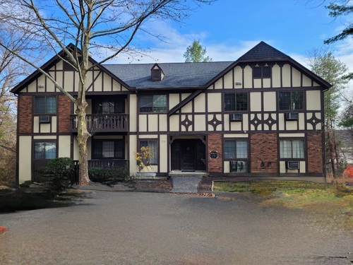  condo home for sale located at 5 Essex Court, Brookfield, CT 06804