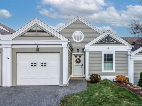  condo home for sale located at 25 St George Place, Newtown, CT 06482