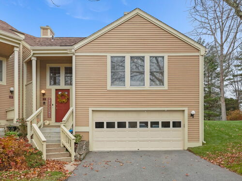  townhouse condo for sale located at 7 Silversmith Drive, Danbury, CT 06811