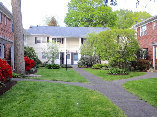  condo home for sale located at 245 Unquowa Road, apt 33, Fairfield, CT 06824