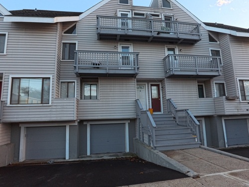  townhouse condo for sale located at 105 Tremont Avenue, apt b, Bridgeport, CT 06606