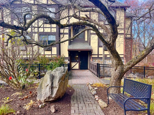 Waterfront condo home for sale located at 50 Aiken Street, apt 382, Norwalk, CT 06851