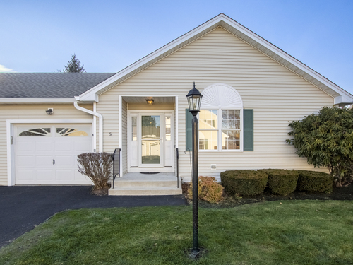  condo home for sale located at 5 Cider Mill Lane, Trumbull, CT 06611