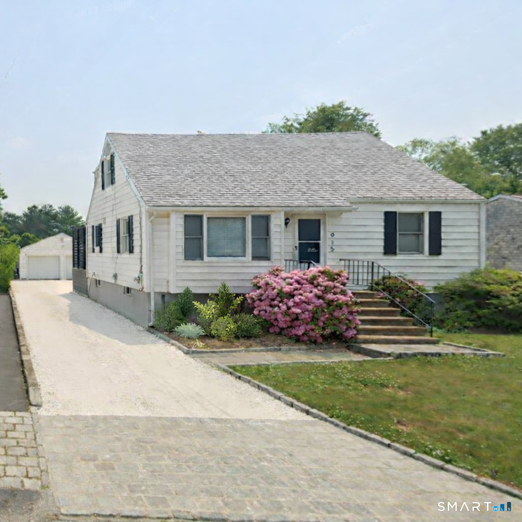 915 South Pine Creek Road, Fairfield, CT 06824 | For Sale at $985,000