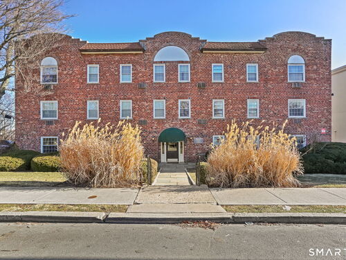  condo home for sale located at 8 Elmcrest Terrace, apt 103, Norwalk, CT 06850