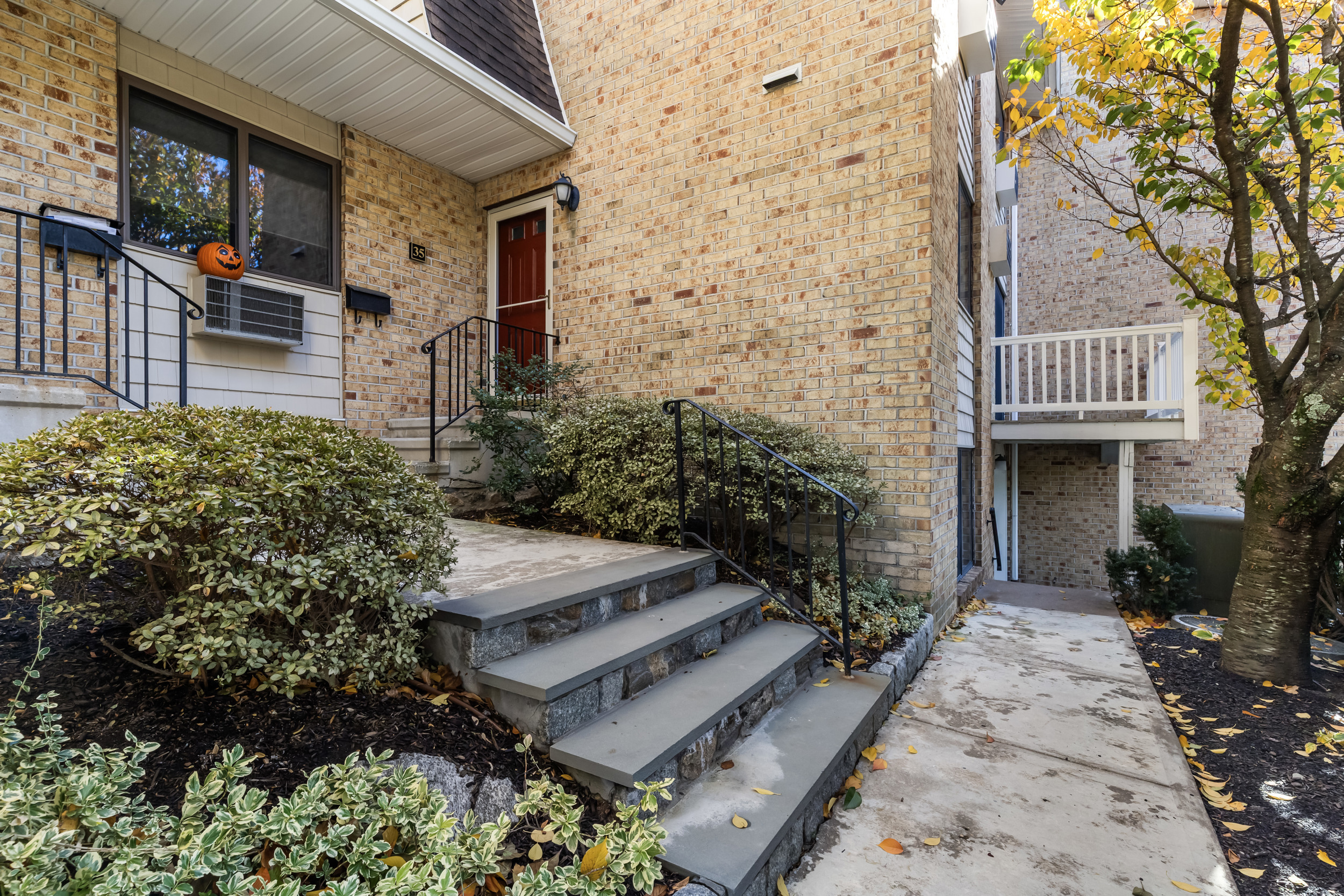 180 Glenbrook Road, apt 35, Stamford, CT 06902 | For Sale at $695,000