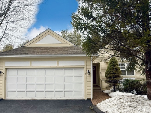  condo home for sale located at 31 Greystone, 31, Shelton, CT 06484