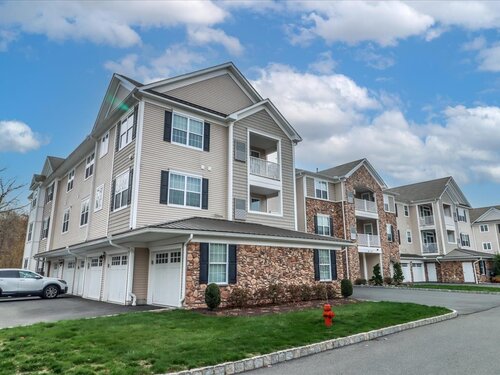  condo home for sale located at 433 Brookside Court, 433, Newtown, CT 06470