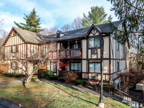  condo home for sale located at 28 Rollingwood Drive, 28, Brookfield, CT 06804