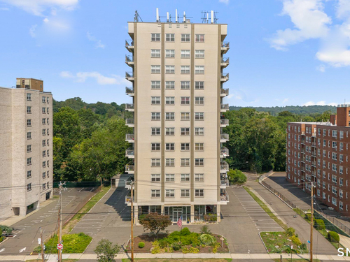  condo home for sale located at 2370 North Avenue, 2g, Bridgeport, CT 06604