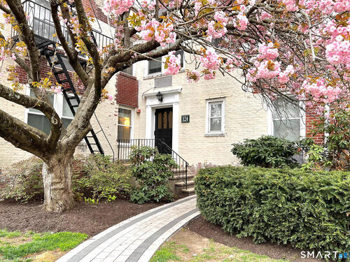  condo home for sale located at 124 Woodside Green, 1d, Stamford, CT 06905