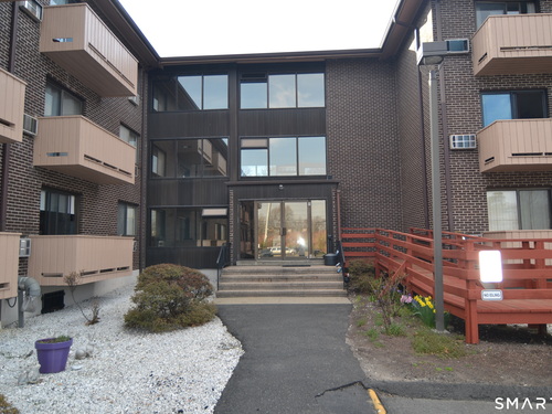  condo home for sale located at 40 California Street, b6, Stratford, CT 06615