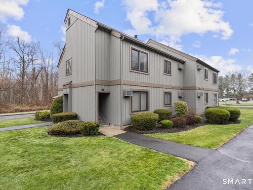  condo home for sale located at 6 Walnut Lane, 76, Brookfield, CT 06804
