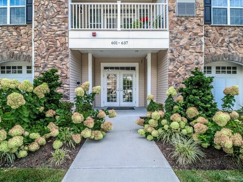  condo home for sale located at 603 Brookside Court, 603, Newtown, CT 06470