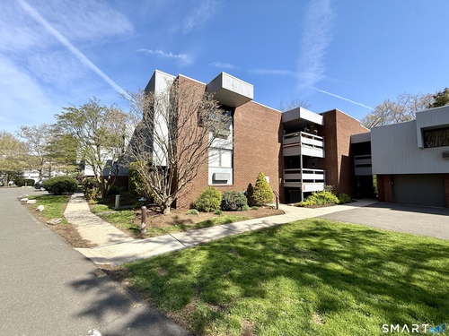  condo home for sale located at 85 Wilton Crest, 85, Wilton, CT 06897