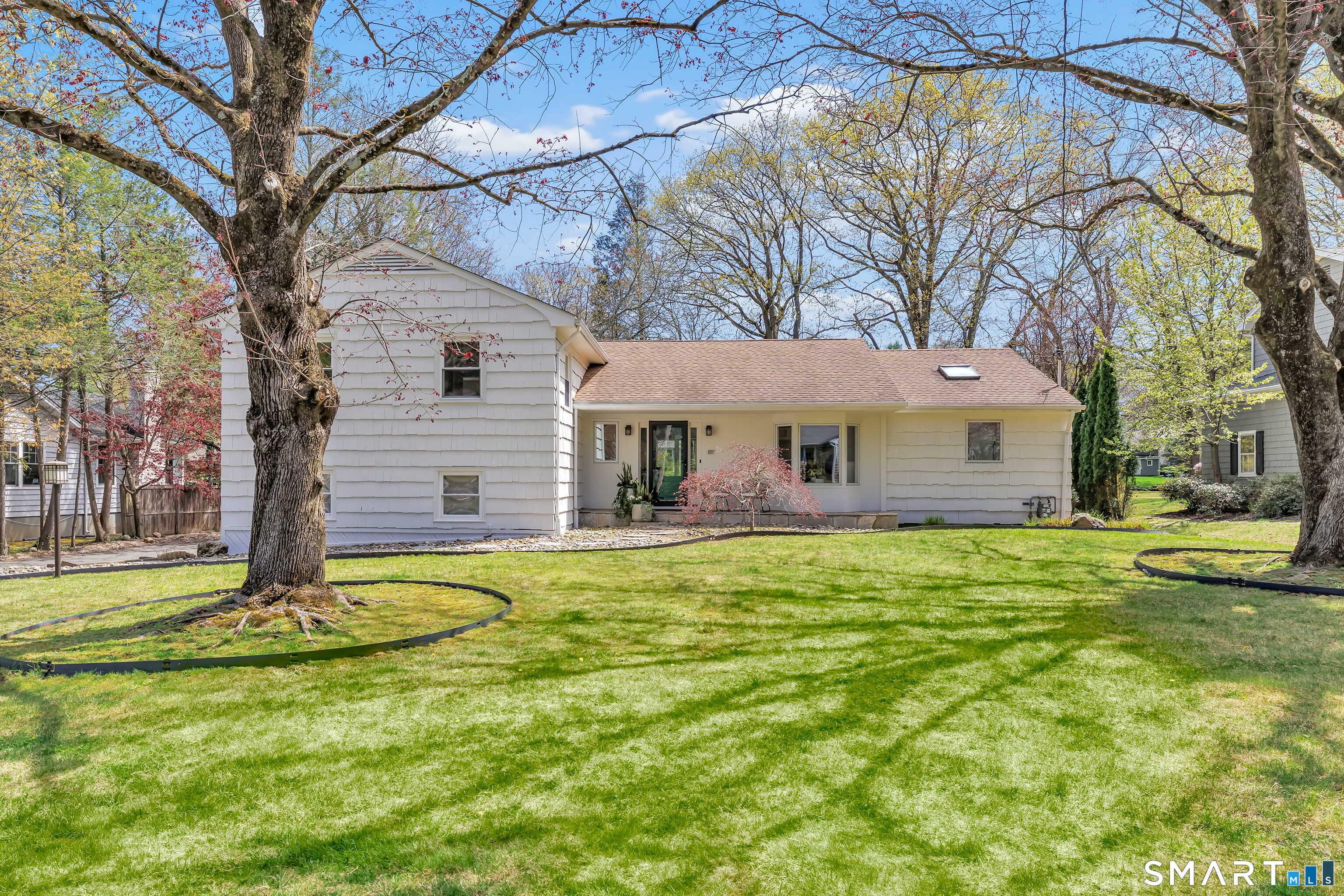 89 Random Road, Fairfield, CT 06825 | For Sale at $899,000