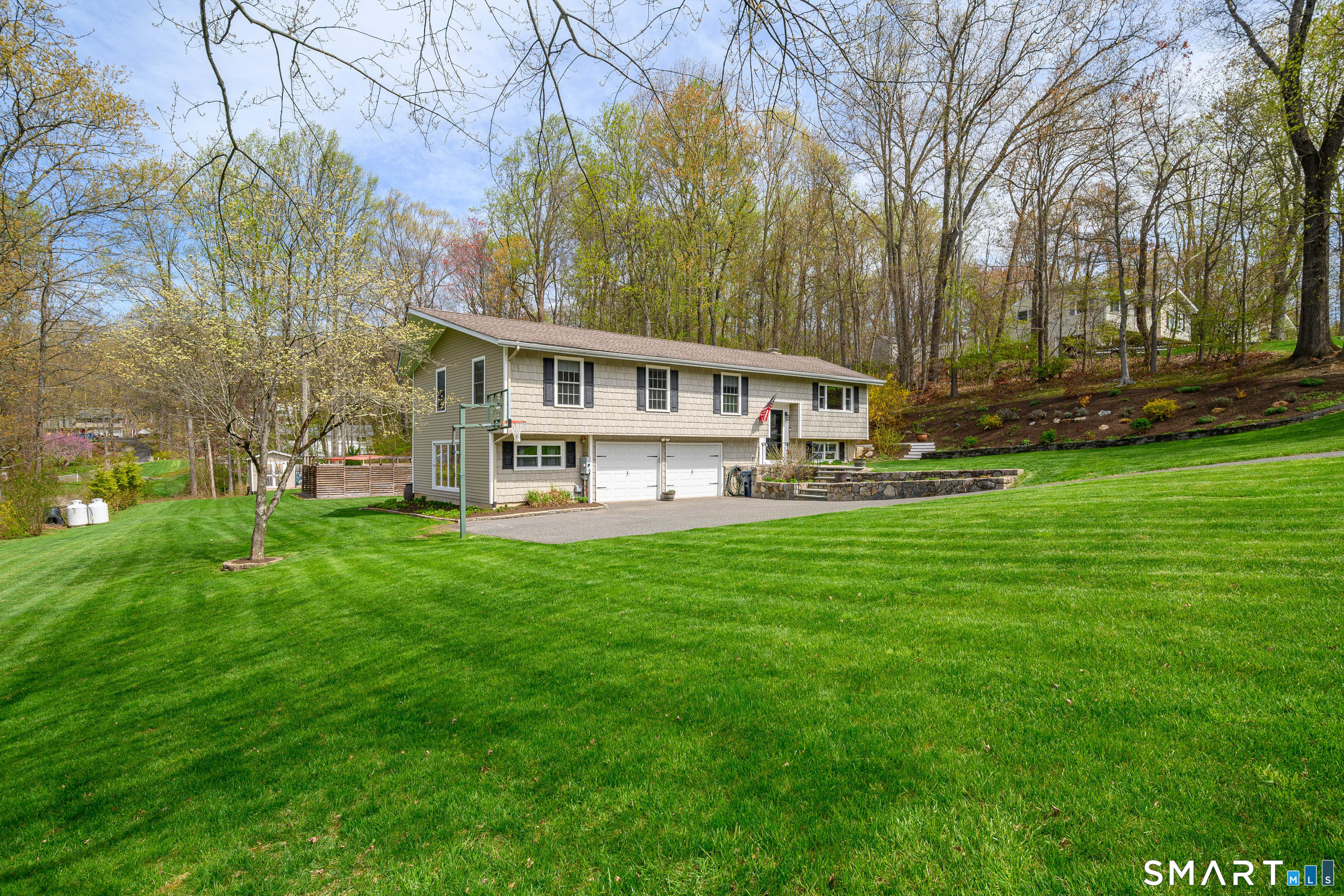 18 Fleetwood Drive, New Fairfield, CT 06812 | For Sale at $765,000