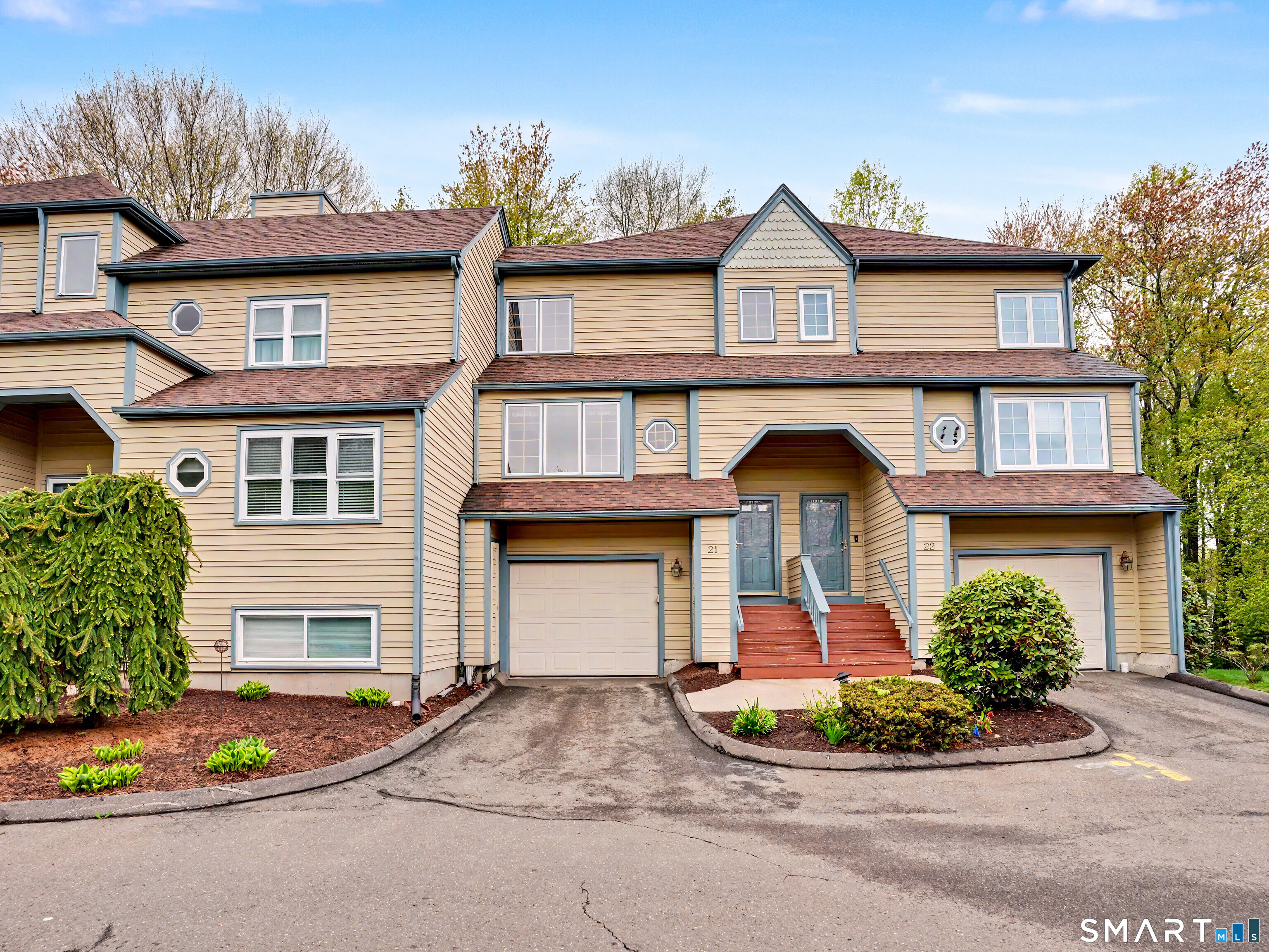 21 L Hermitage Drive, 21, Shelton, CT 06484 | For Sale at $399,950