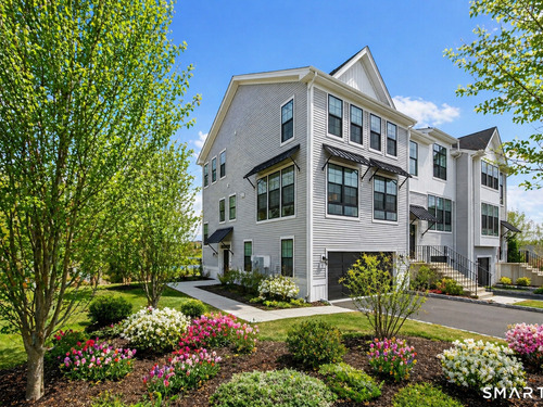  townhouse condo for sale located at 5 Brentwood Circle, Danbury, CT 06810