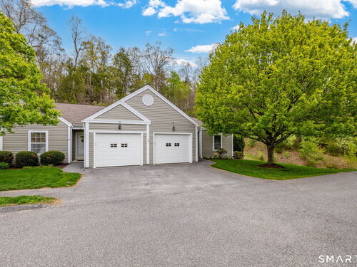  condo home for sale located at 54 Elizabeth Circle, 54, Newtown, CT 06482