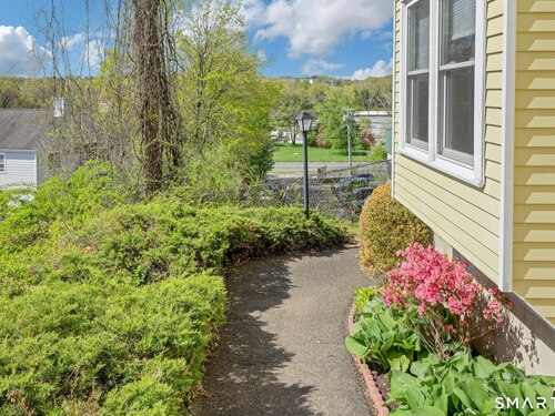  condo home for sale located at 55 Mill Plain Road, 21-9, Danbury, CT 06811