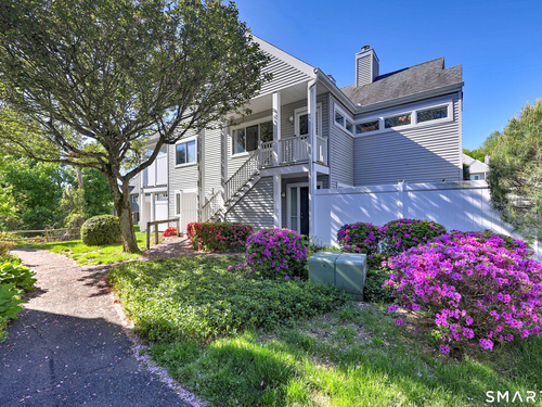  condo home for sale located at 70 Country Place, 70, Shelton, CT 06484
