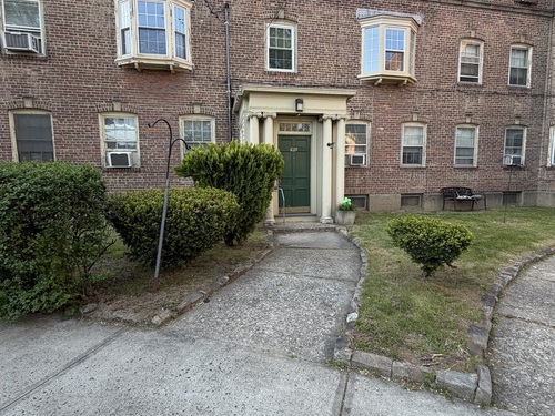  co-op home for sale located at 610 Wilmot Avenue, 6, Bridgeport, CT 06607